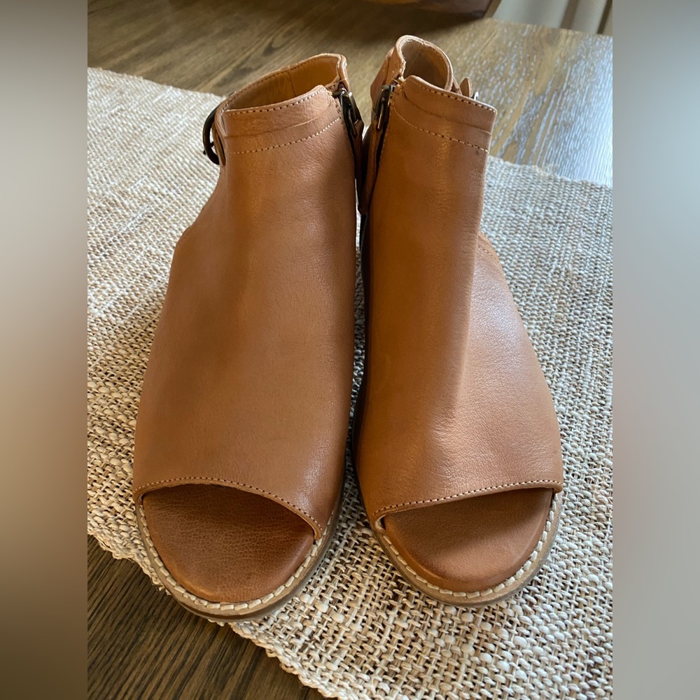 SoftWalk Brown Open-Toe Leather Mules